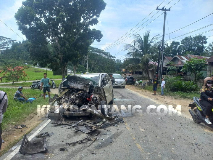 Kecelakaan Dekat Tugu Equator Poros Bontang-Samarinda, Supir Inova Terjepit