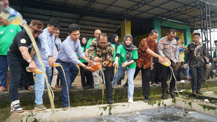 Komunitas Peduli Lingkungan Tebar Eco Enzyme di Penampungan Limbah