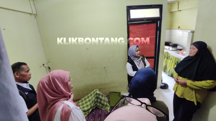 Salurkan Bantuan, Tim Kemensos Datangi Hana Hiyati Penyapu Jalan yang Rawat 3 Lansia di Bontang