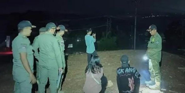 Satpol PP Bubarkan Sepasang Kekasih Asyik Minum Tuak di Bukit Kusnodo