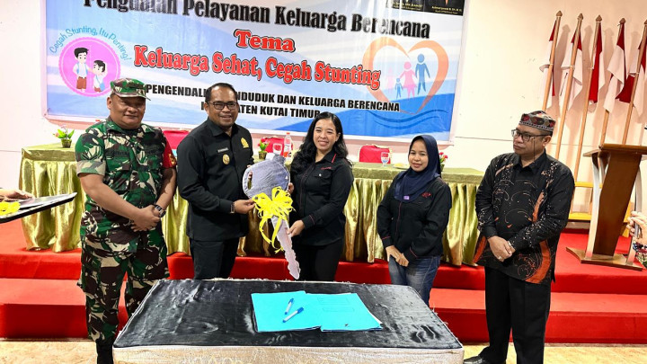Wabup Kutim Serahkan Bantuan Kendaraan Operasional dan Laptop 43 Kader dan Penyuluh KB