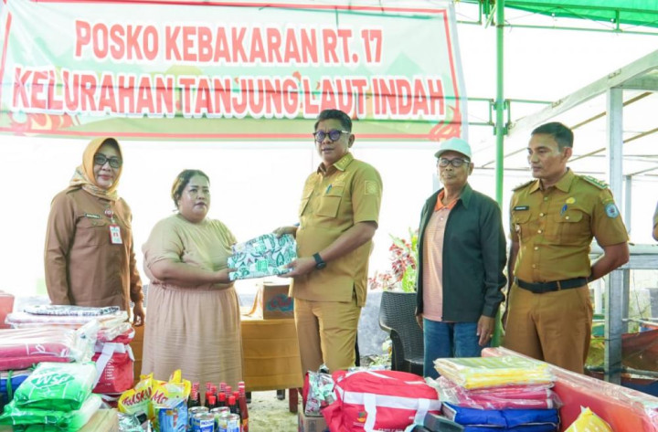 Walikota Serahkan Bantuan Bagi Korban Kebakaran di RT 17 Tanjung Laut Indah