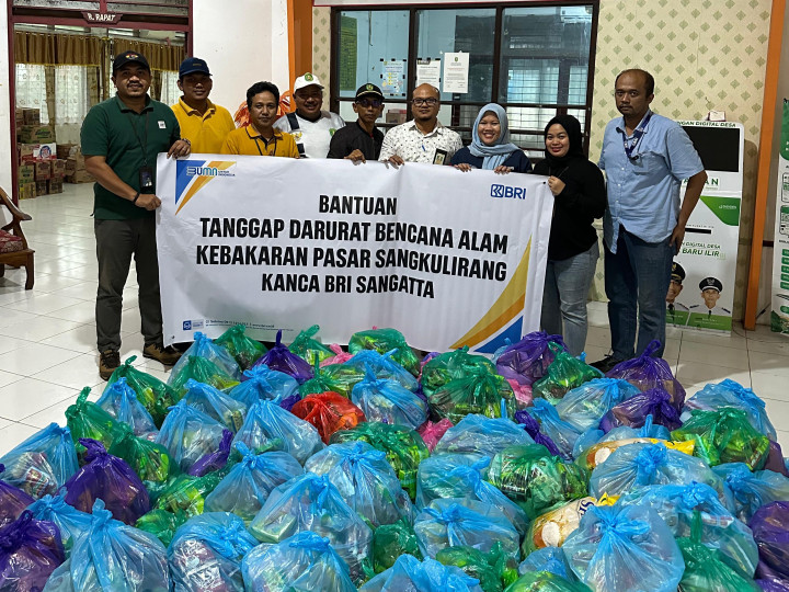 BRI BO Sangatta Salurkan Bantuan Paket Sembako Bagi Korban Kebakaran di Sangkulirang