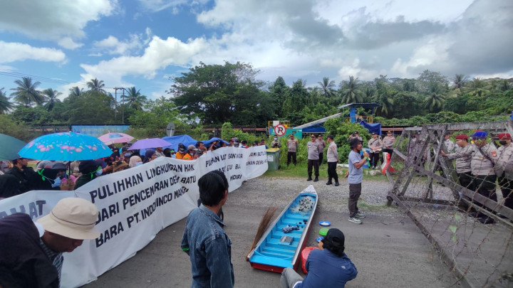 FSB Gelar Demonstrasi di Jalan Hauling PT IMM, Tuntut Perusahaan Stop Buang Batu Bara ke Laut