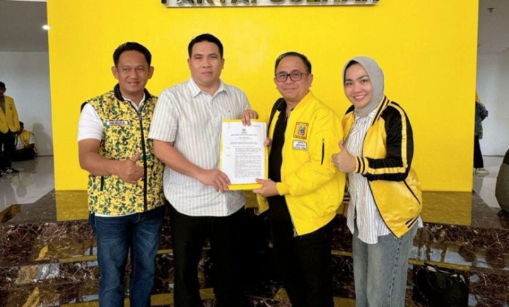 Kasmidi Bulang- Lulu Kinsu Resmi Terima SK Dukungan dari Golkar