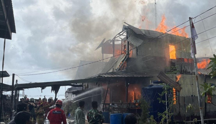 Kebakaran di Prakla: Rumah Tingkat 2 Ludes, Damkar Masih Upayakan Cegah Api Merembet