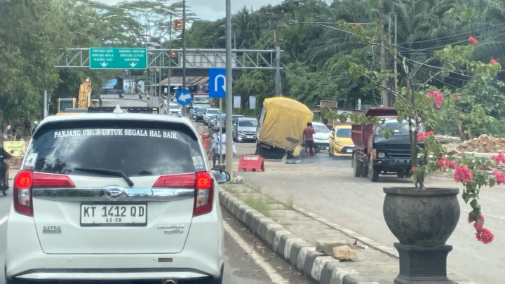Truk Amblas di Jalan Rusak Cipto Mangunkusumo, Kemacetan Tak Terhindari