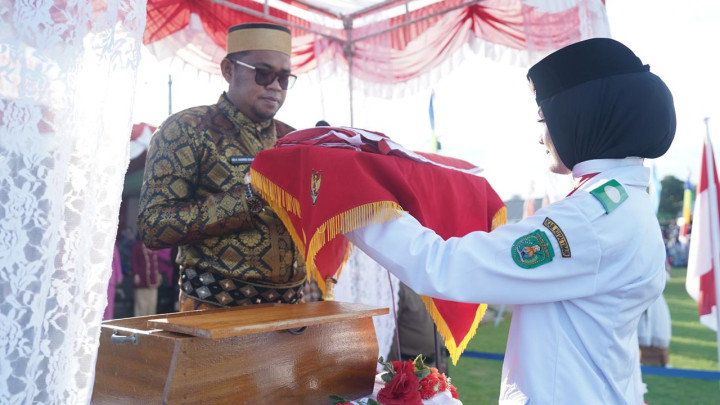 Wabup Kutim Pimpin Upacara Penurunan Bendera Merah Putih di Kecamatan Sangkulirang