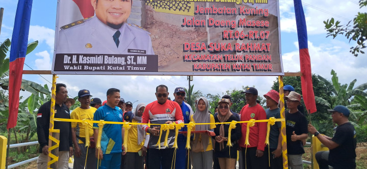 Wabup Kutim Resmikan Jembatan Kuning Desa Suka Rahmat