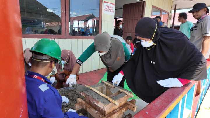 Badak LNG Gelar Pelatihan & Sosialisasi Pembuatan Pot Tanaman Memanfaatkan Limbah non-B3 di Tihi-tihi