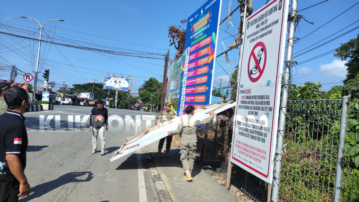 Bawaslu Lakukan Penertiban Spanduk Calon Wali Kota Jelang Masa Kampanye