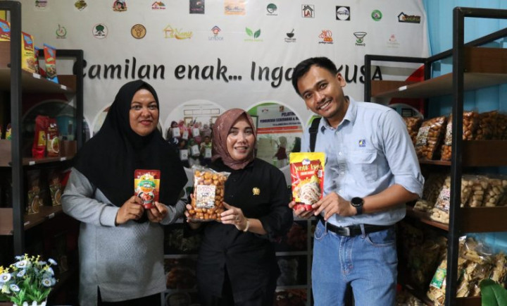 Berikan Dukungan untuk Pelaku Usaha Lokal, Leni Kunjungi UMKM OKUSA