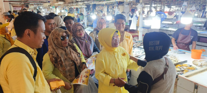 Bertemu Pedagang, Neni - Agus Haris Pastikan Benahi Tata Kelola Pasar Taman Rawa Indah