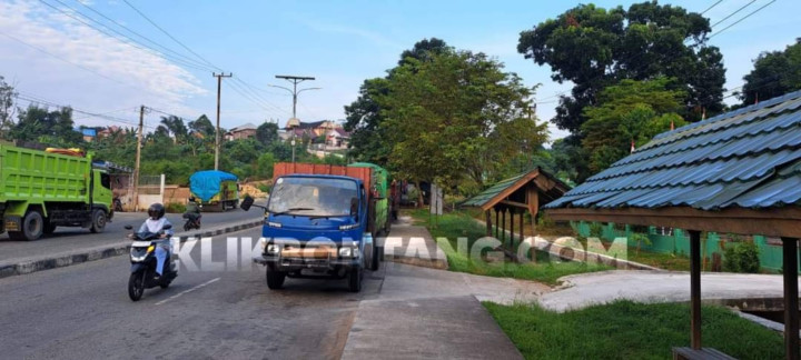 Ditinggal Tidur, Truk Antre Solar Halangi Akses Masuk Sekolah SMA Negeri 3