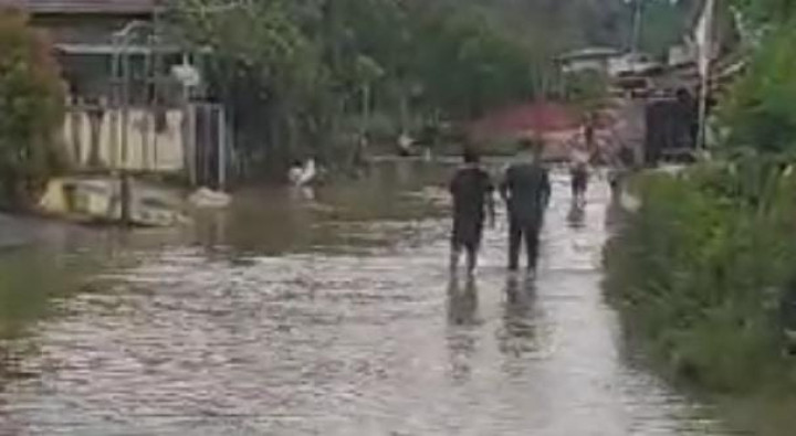 Hujan Deras Semalaman, Sungai di Guntung Meluap Rendam Jalanan