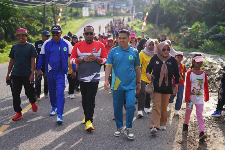 Wakil Ketua DPRD Kutim Apresiasi Gelaran Jalan Santai di Desa Suka Rahmat