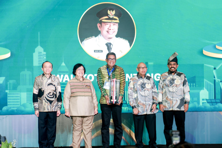 Wali Kota Basri Rase Kembali Raih Green Leadership Nirwasita Tantra 2024 dari KLHK