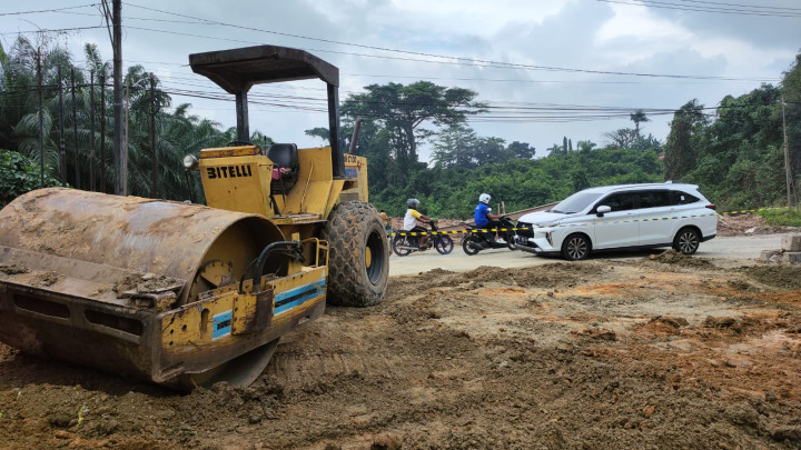 Alat Berat Perata Tanah Nyungsep di Proyek Drainase Jalan Cipto Mangunkusumo, Progres Sudah 60 Persen