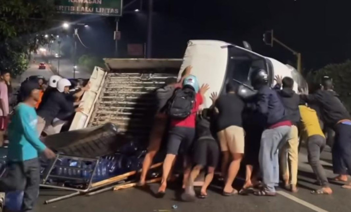 Kronologi Mobil Terguling di Jalan Cipto Mangunkusumo Bontang, Kendaraan Ketahuan Pakai Plat Palsu