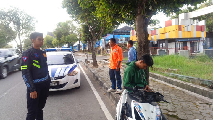 Pengen Nyalip Pemotor Tabrak Bus di Depan Kantor PDAM Bontang, Pingsan dan Dilarikan ke RS