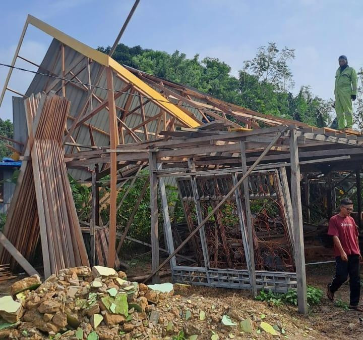 Puluhan Rumah dan Masjid di Bontang Lestari Rusak Diterjang Angin Puting Beliung