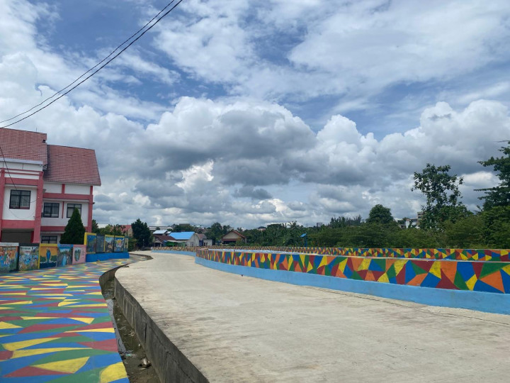 Keren ! Kelurahan Gunung Elai Sulap Bantaran Sungai Jadi Objek Wisata Warna Warni