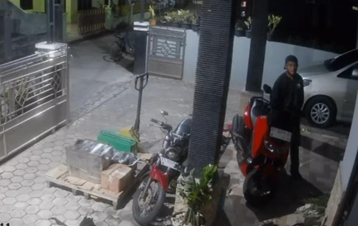 Muka Pelaku Pencuri Motor di Gunung Elai Terekam CCTV, Polisi Kejar Pelaku