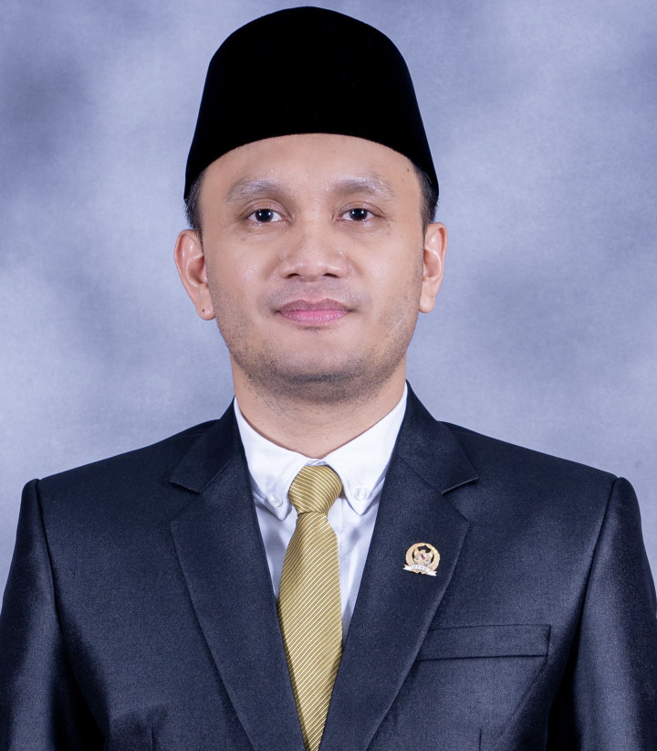 Yasser Kritisi Tempat Sampah yang ‘Langka’ di Berbas Pantai