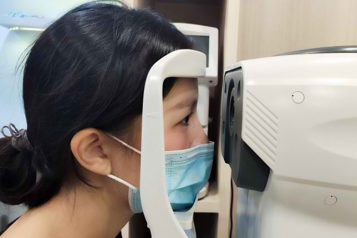 Pentingnya Koreksi Tepat untuk Perbedaan Refraksi Antara Mata Kiri dan Kanan