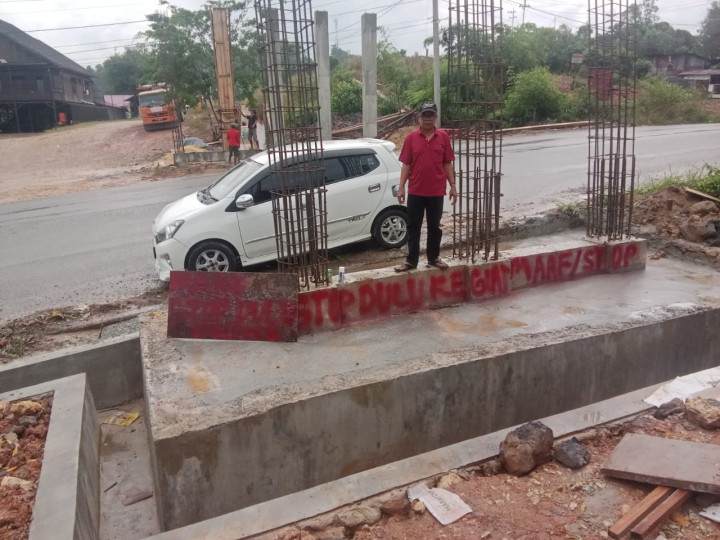 Proyek Tugu Selamat Datang di Kusnodo Disetop Pemilik Lahan, Dinas PUPR Klaim Sudah Sesuai Aturan