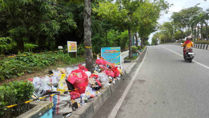 Sampah Berserakan di Pinggir Jalan Tanjung Laut hingga ke dalam Gang