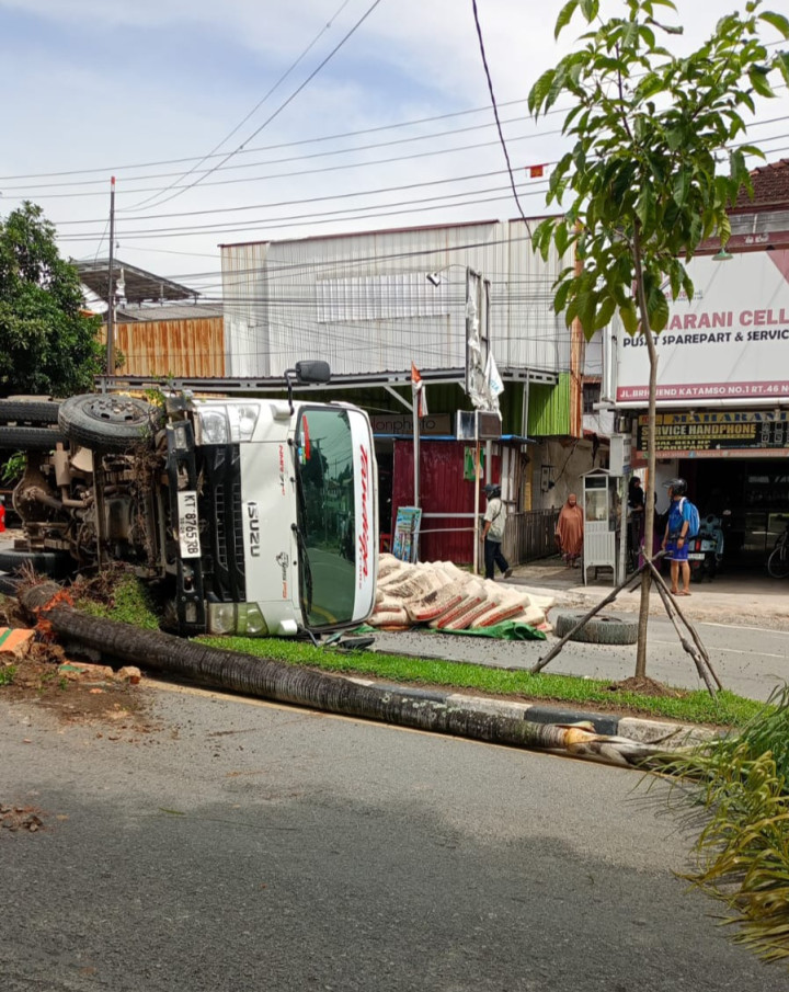Truk Sarat Muatan Tabrak Median Jalan hingga Terbalik, Diduga Rem Blong