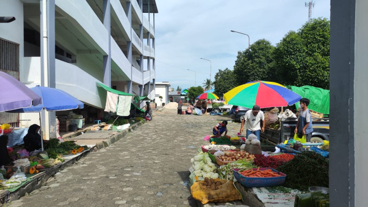 Usai Insiden Berdarah di Pasar Rawa Indah, Pedagang Tetap Mengemper di Pelataran Parkir