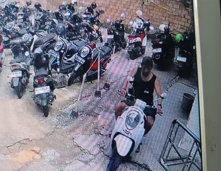 Menyamar Jadi Keluarga Pasien; Motor Karyawan RS Amalia Digondol Pencuri, Pelaku Terekam CCTV