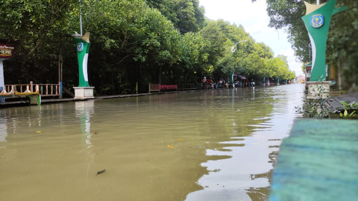 Banjir Rob di BK; Air Laut Rendam Jalan Mulai Jam 7 Malam