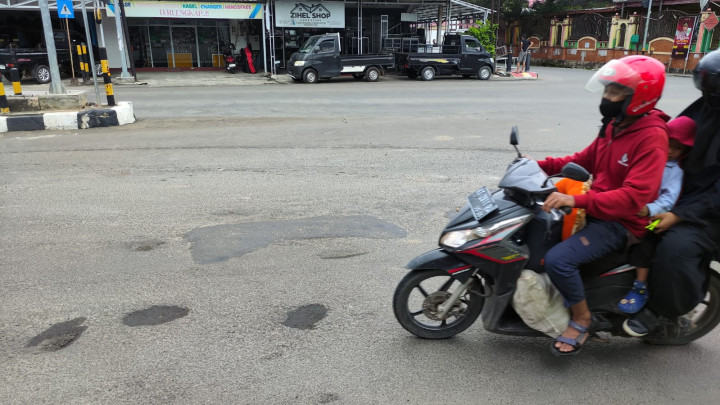 Baru Ditambal Berlubang Lagi; Dinas PUPR Bontang Minta Kontraktor Segera Perbaiki Jalanan Simpang Bontang Baru