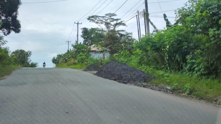 Batu Bara Diduga Ilegal Kembali Marak Ditumpuk di Jalan Poros Samarinda Bontang