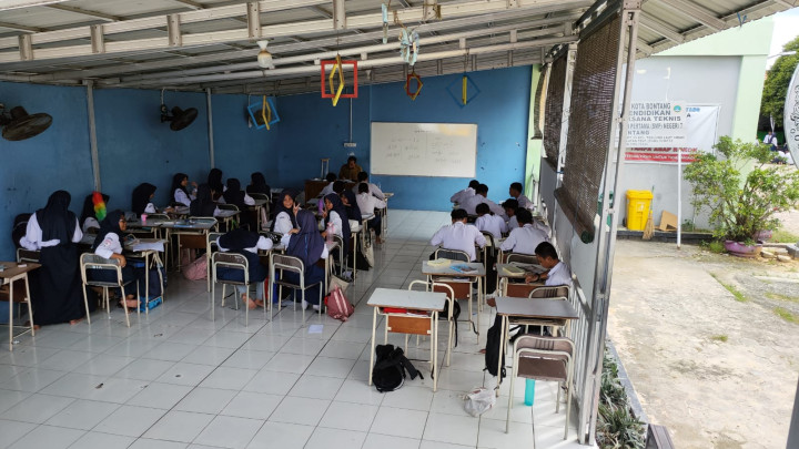 Ruang Kelas Kurang Siswa SMP 7 Bontang Terpaksa Belajar di Aula, Kena Tempias Saat Hujan