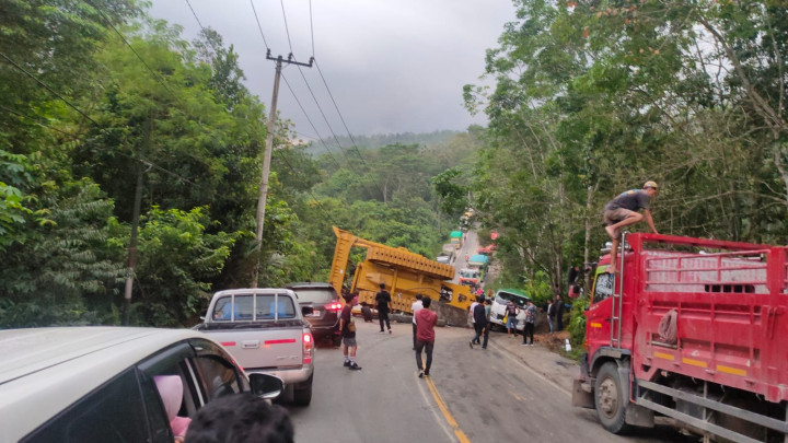 Trailer Angkut Alat Berat Terguling, Akses Poros Bontang-Samarinda Lumpuh