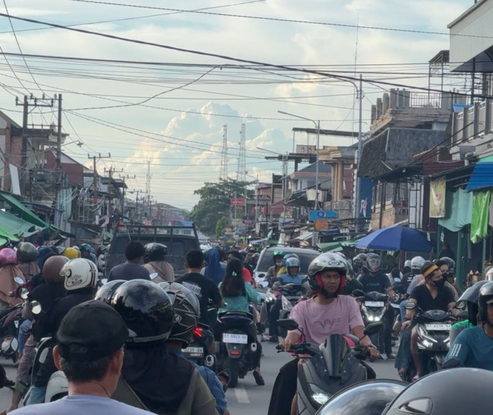 2 Pemotor Tabrakan di KS Tubun hingga Patah Kaki; Lalu Lintas Semrawut, Petugas Alpa Atur Lalu Lintas