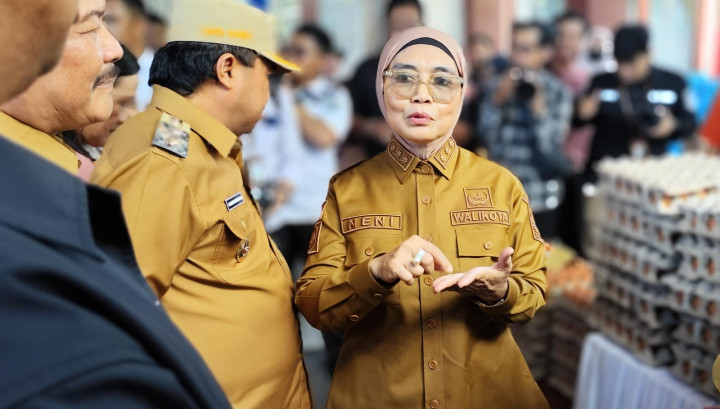 Awalnya Hanya untuk Siswa Baru; Di Era Neni - Agus Haris Seragam, Sepatu dan Tas Sekolah Dibagikan ke Seluruh Murid