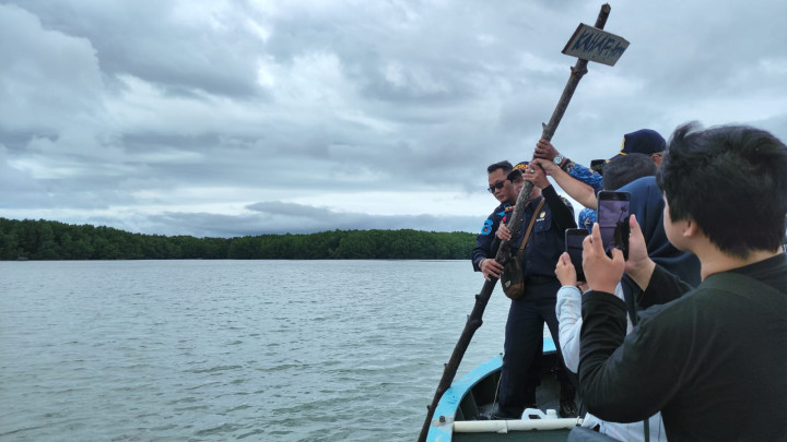 DKP Kaltim Bongkar ‘Pagar Laut’ di Bontang Kuala, Oknum Pasang Patok Sepanjang 800 Meter