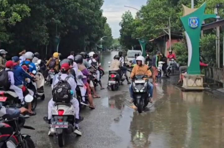 Banjir Rob Rendam Jalanan di Bontang Kuala; Pelajar Telat Masuk Sekolah