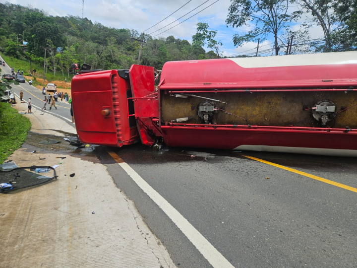 Lakalantas di Jalan Poros Samarinda - Bontang; Truk BBM Terbalik, Sopir Tergeletak di Jalanan