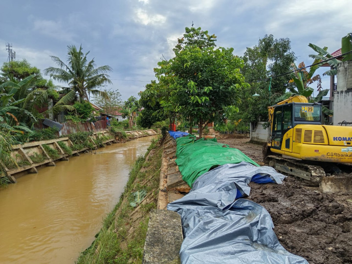 Sembari Tunggu Proyek Jalan, Dinas PUPR Tinggikan Tanggul yang Jebol di Bontang Permai