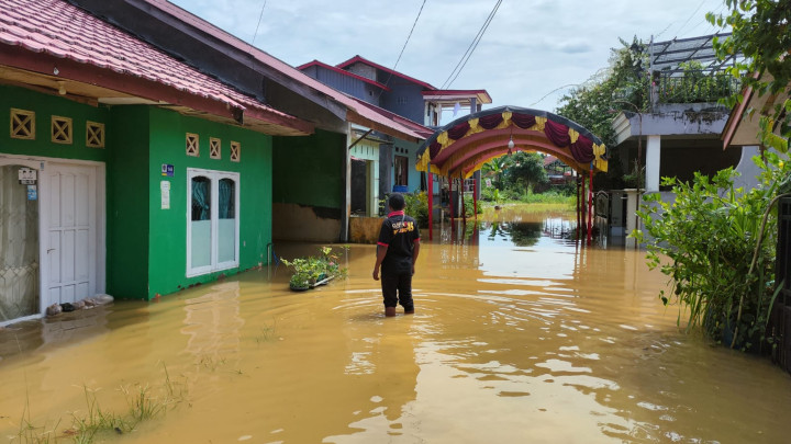Banjir di Telihan; Acara Syukuran Dipindah ke Posyandu karena Rumah Terendam Air