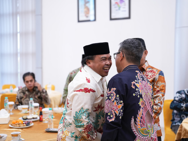 Bersitegang Demi Perjuangan Kampung Sidrap; Bupati Kutim dan Wawali Bontang Cipika Cipiki di Pertemuan
