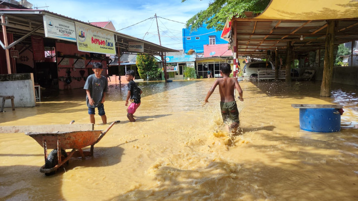 Hujan Lebat Sejak Subuh; Air Sungai Meluap, Rendam Pemukiman di Api-Api