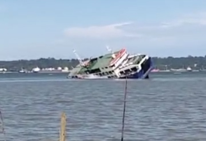 Kapal Feri Balikpapan - Penajam Tenggelam; Ada Penumpang Terjebak