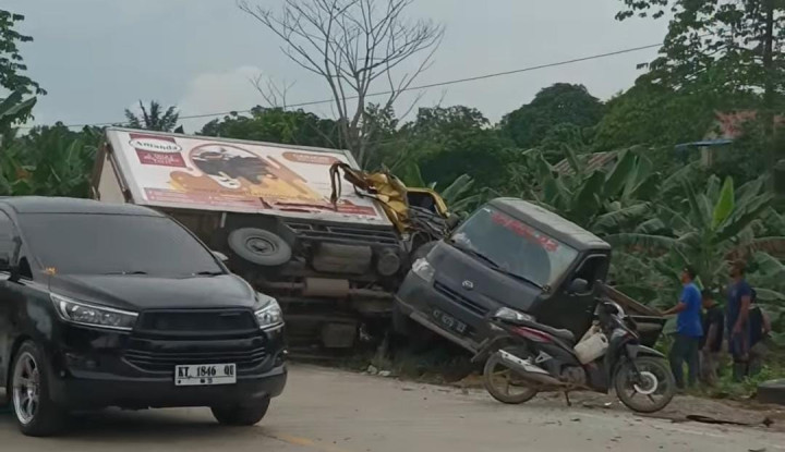 Kecelakaan Beruntun di SPBU Kilometer 8 Bontang-Samarinda, 4 Mobil Terguling